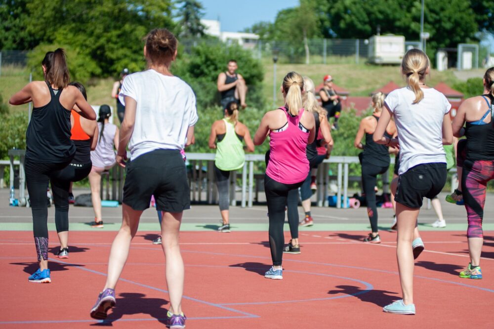 Mensen die in een groep een workout doen